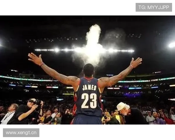 勒布朗沙发上扎堆看剧，这日常谁信得过？