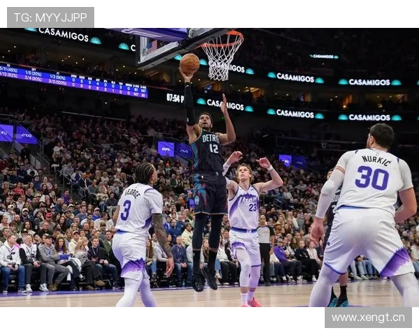 穆雷无球跑动拉开空间，主导掘金进攻节奏